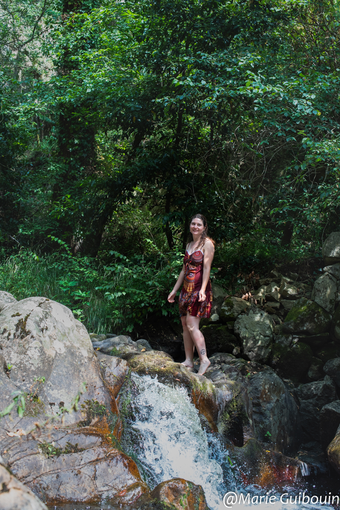 Photographie d'Aurélie à la rivière à Montolieu